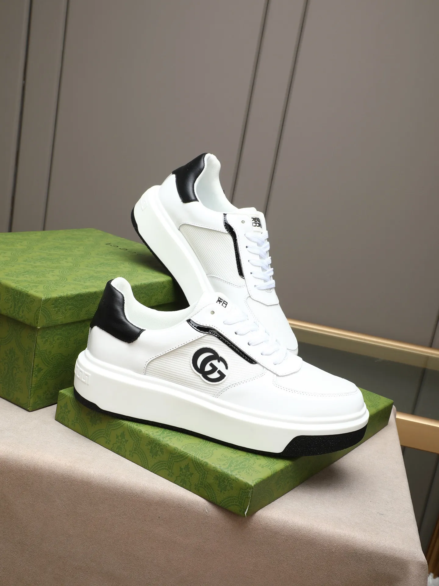 Men's shoes 💰480 New men's shoes GUCCI Fashion trend Made of first-layer calfskin ➕ washed sheep lining! The foot feels super comfortable and the workmanship is impeccable. Foam ultra-light outsole, size: 38-44 (45 customized) 3 colors to choose from!